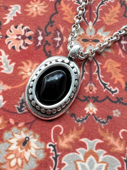 Otro 西班牙橢圓寶石圓頸鍊（Black)