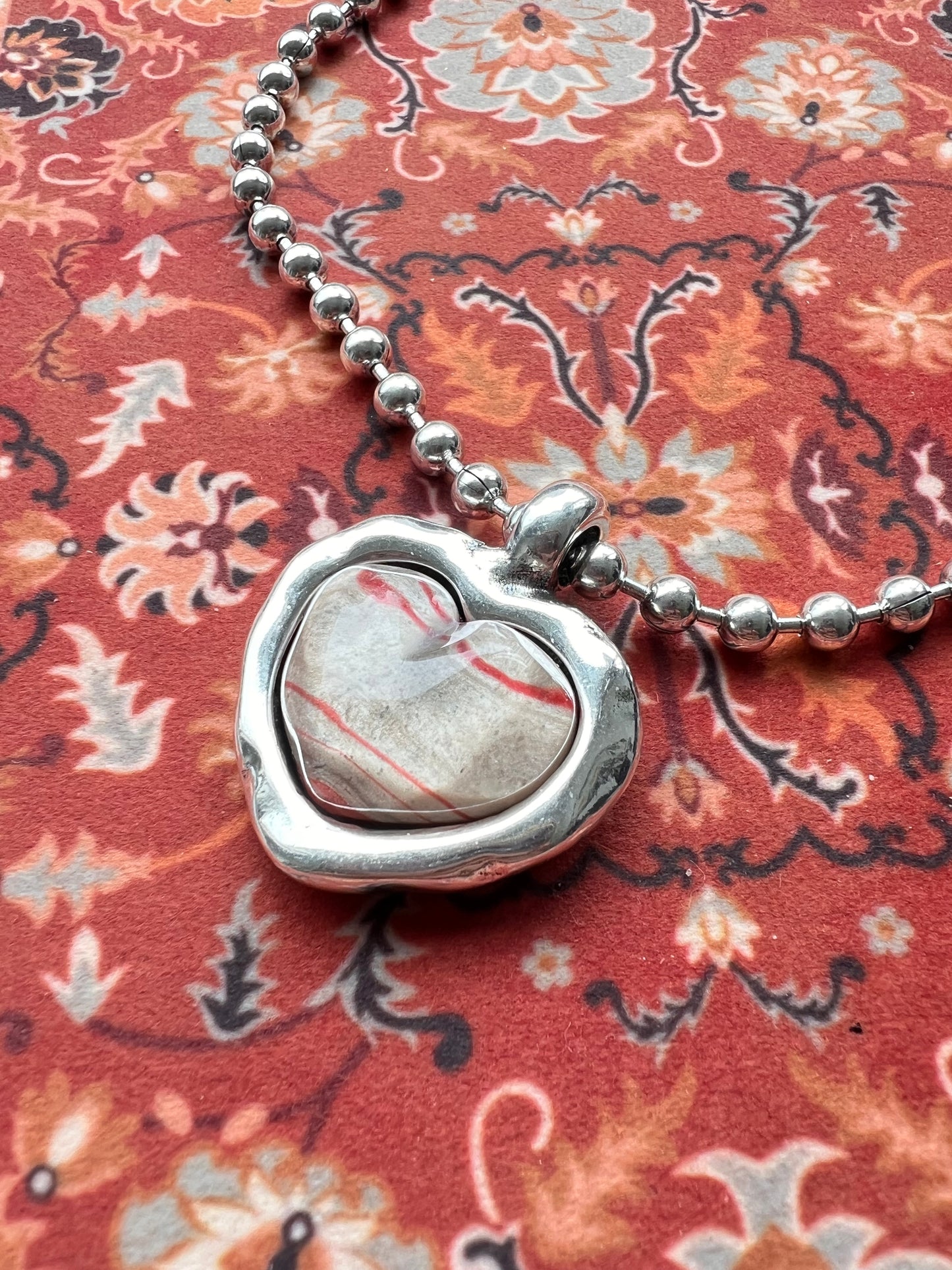 【Otro 西班牙飾物】Otro Accesorio 圓珠鍊樹脂愛心頸鍊 (Ball Chain Necklace with Heart Pendant)
