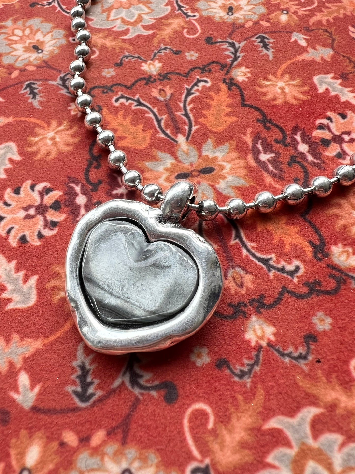 【Otro 西班牙飾物】Otro Accesorio 圓珠鍊樹脂愛心頸鍊 (Ball Chain Necklace with Heart Pendant