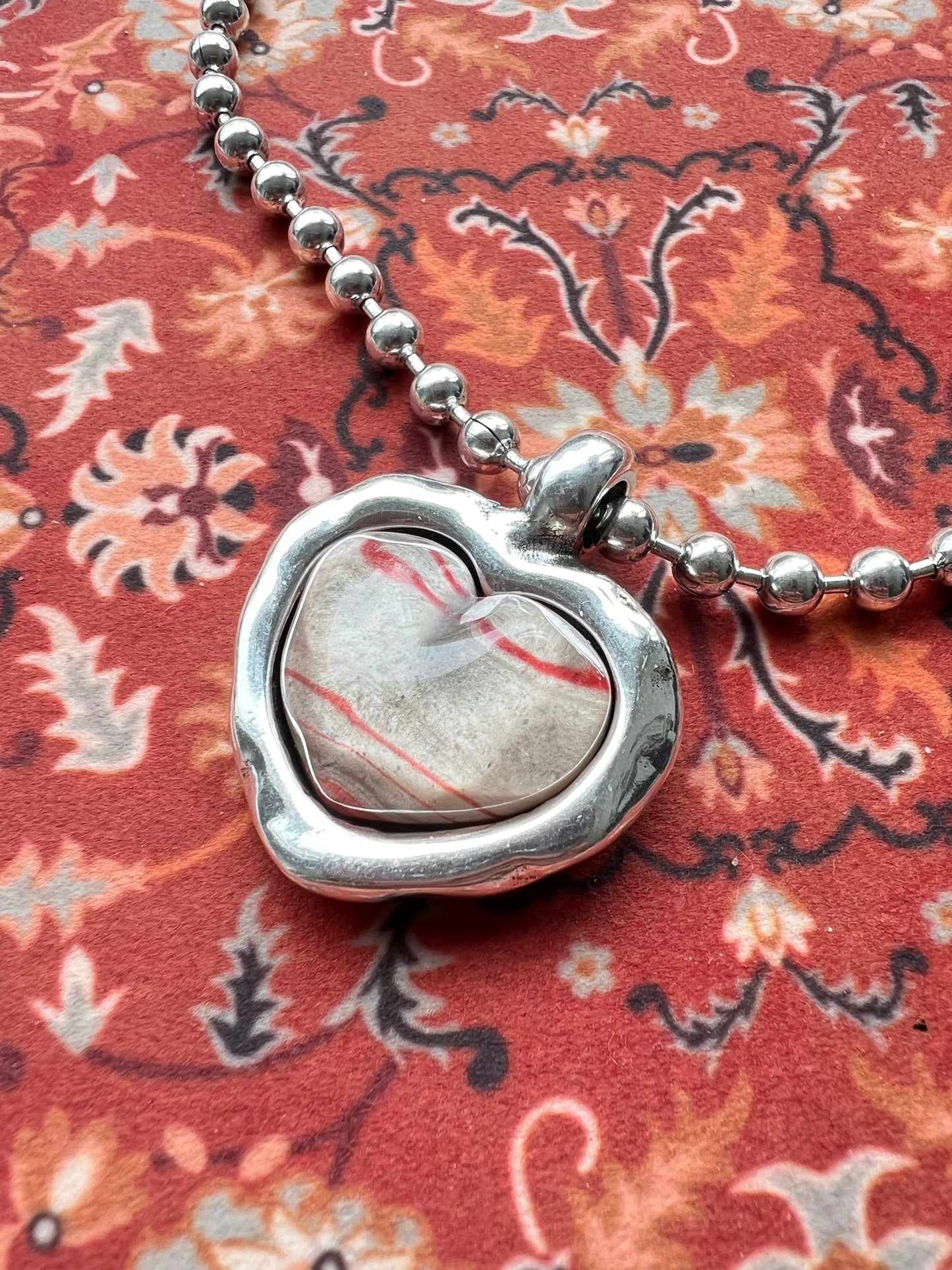 【Otro 西班牙飾物】Otro Accesorio 圓珠鍊樹脂愛心頸鍊 (Ball Chain Necklace with Heart Pendant)