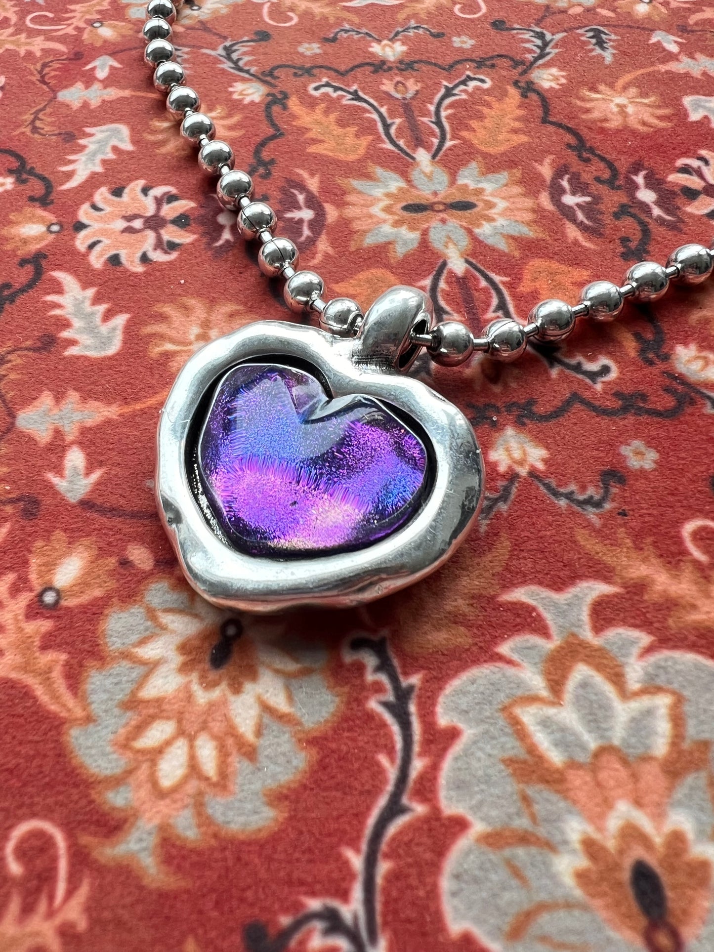 【Otro 西班牙飾物】Otro Accesorio 圓珠鍊樹脂愛心頸鍊 (Ball Chain Necklace with Heart Pendant)