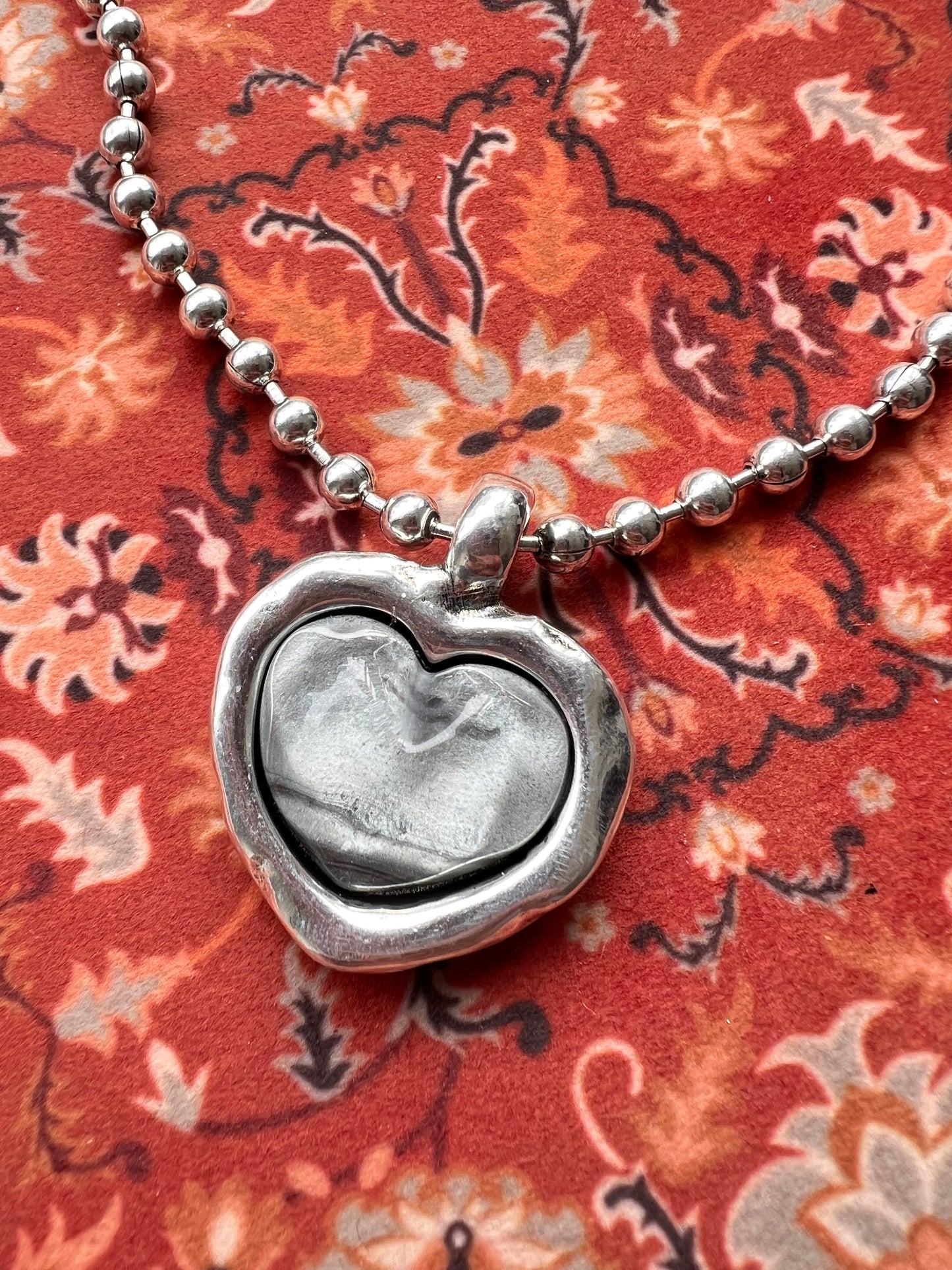 【Otro 西班牙飾物】Otro Accesorio 圓珠鍊樹脂愛心頸鍊 (Ball Chain Necklace with Heart Pendant