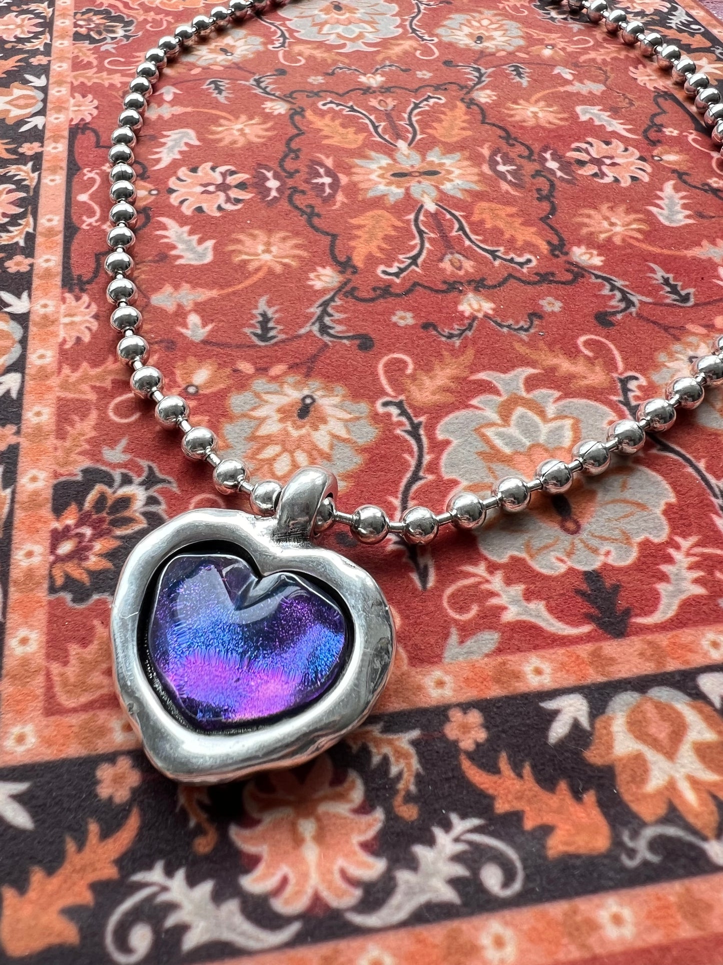 【Otro 西班牙飾物】Otro Accesorio 圓珠鍊樹脂愛心頸鍊 (Ball Chain Necklace with Heart Pendant)