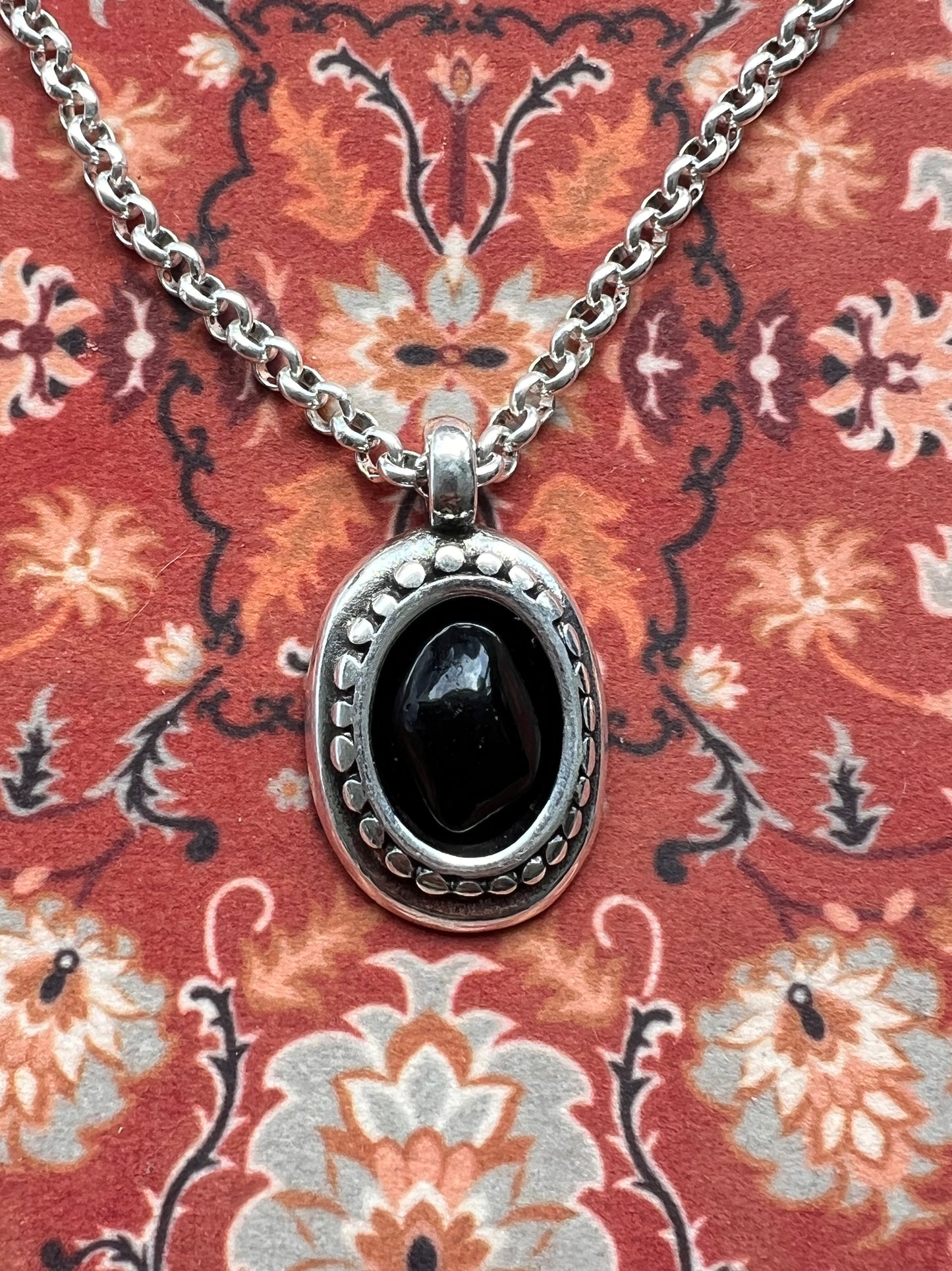Otro 西班牙橢圓寶石圓頸鍊（Black)